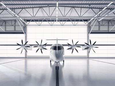 Elektrisk propellfly står i en hangar
