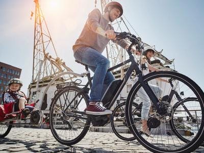 Familie på elektriske sykler