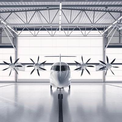 Elektrisk propellfly står i en hangar