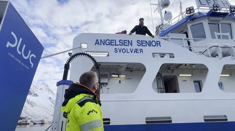 Bildet visert sisker og skipper Øystein Angelsen ombord  i hybridfartøyet Angelsen Senior, som ofte ligger til kai i Ramberg.