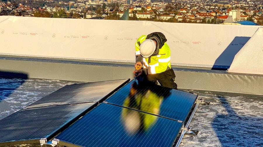 Eviny monterer solceller på taket av et bygg