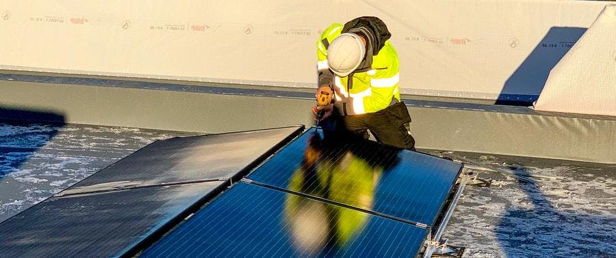 Eviny monterer solceller på taket av et bygg