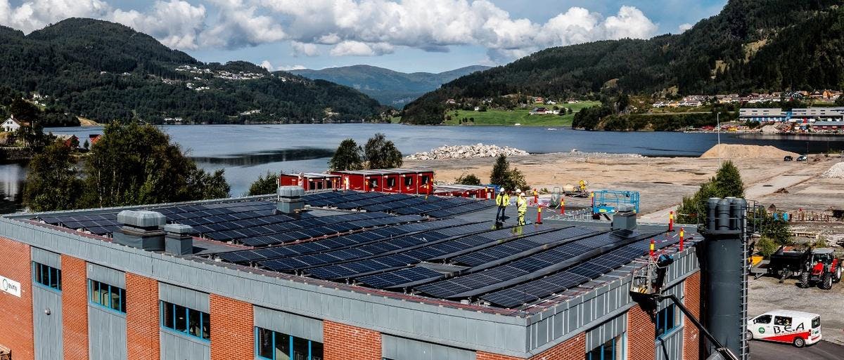 Solceller montert på taket av driftsbygning i Førde