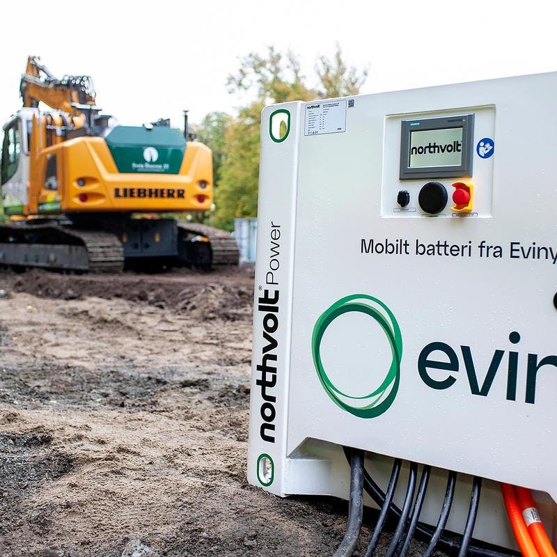 Batteri frå Eviny gir straum til elektrisk gravemaskin på ein byggjeplass.